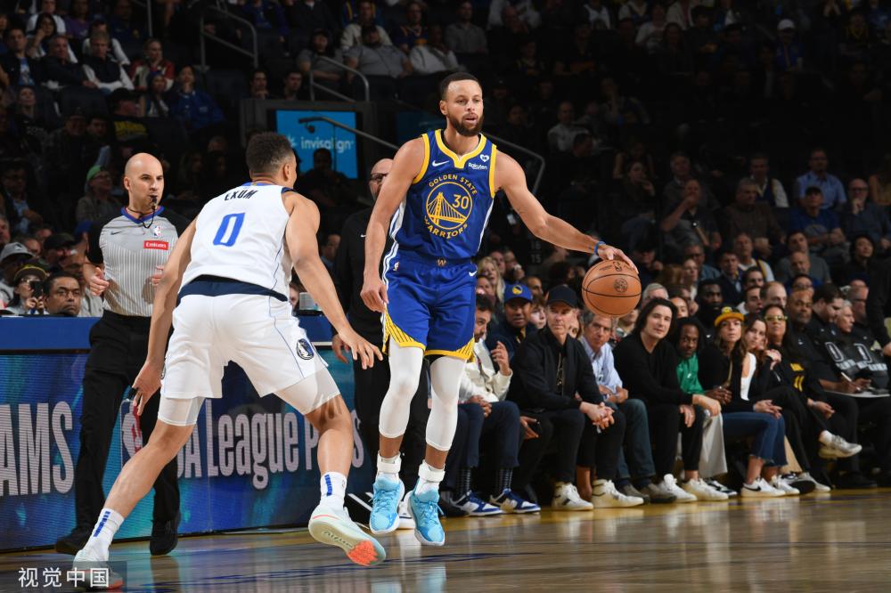 功吸引了两 功吸引了两